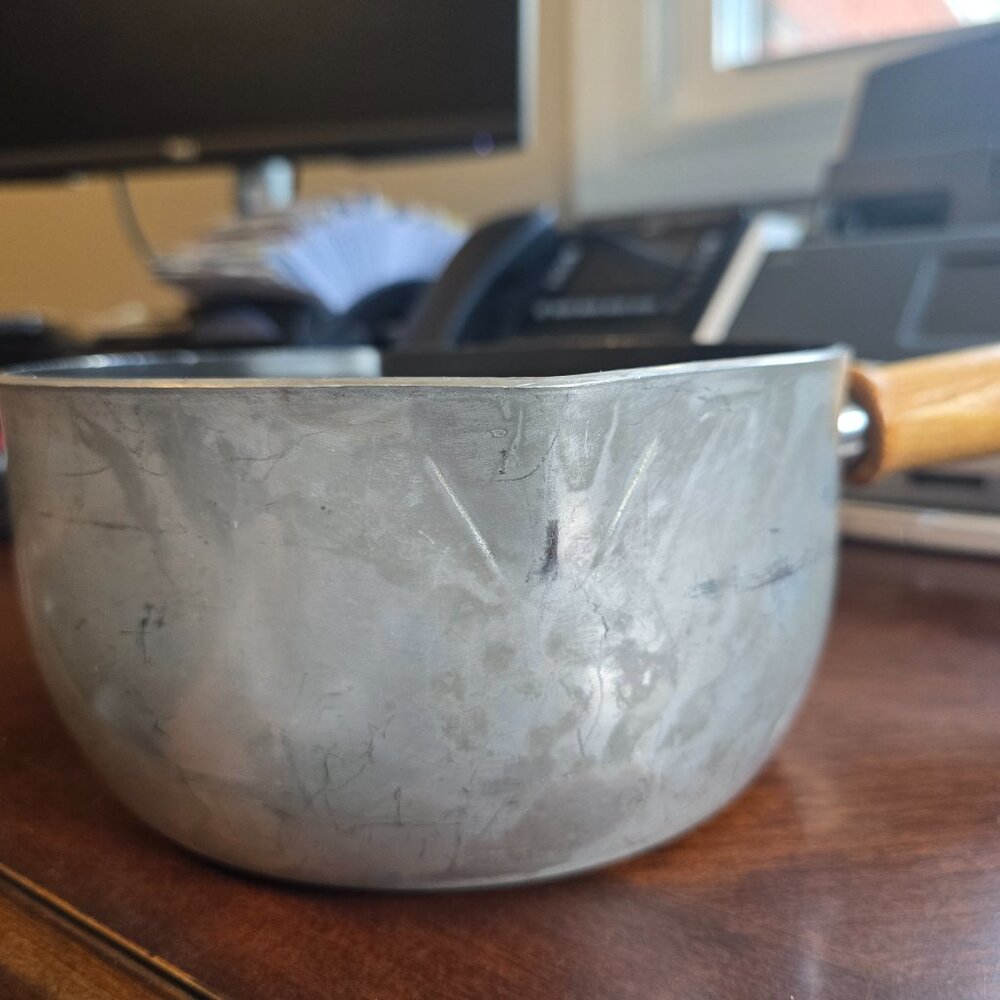 Vintage Mirro 2 Quart (1.9L) Saucepan - Non-Stick with Wooden Handle - Picture 10 of 14